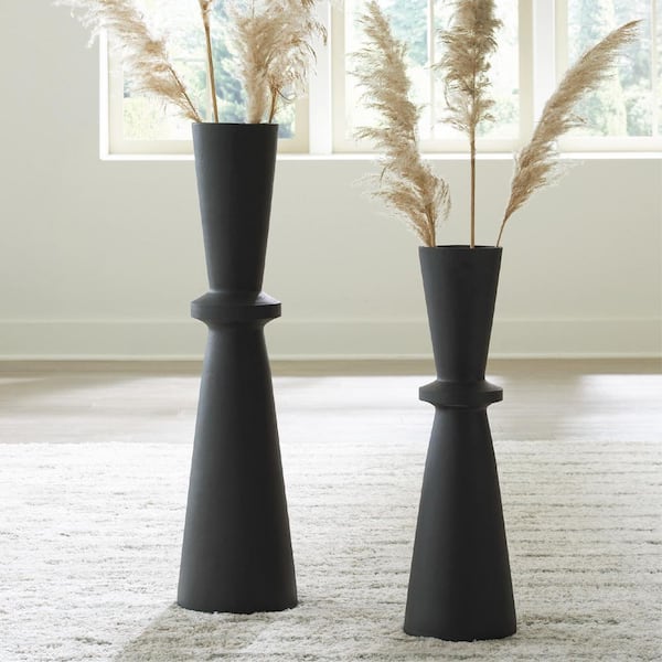 Signature DESIGN BY ASHLEY Collisten 40 in. Black Plastic Trumpet