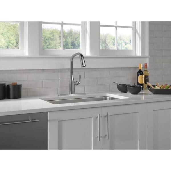 Delta Stryke Single Handle Pull Down Sprayer Kitchen Faucet in