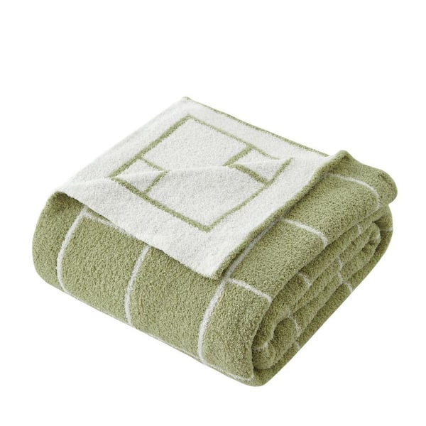 HomeRoots Green/ White Geometric Fleece Throw Blanket 2000535292