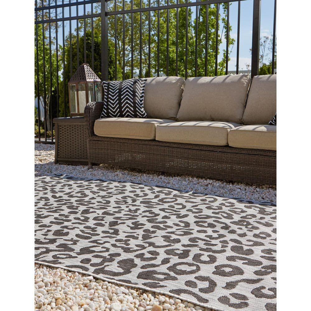 Pet-Friendly Light Gray Synthetic Outdoor 4' x 6' Area Rug