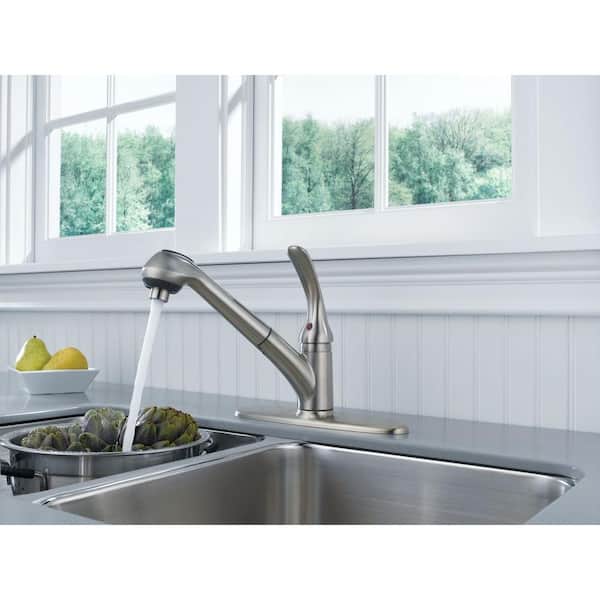 Delta Foundations Single-Handle Pull-Out Sprayer Kitchen Faucet Stainless W//Hose