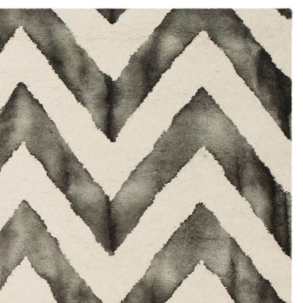 Safavieh Dip Dye Collection DDY715D Handmade Chevron Stripe Watercolor Ivory and Charcoal Wool Round Area Rug 7' Diameter