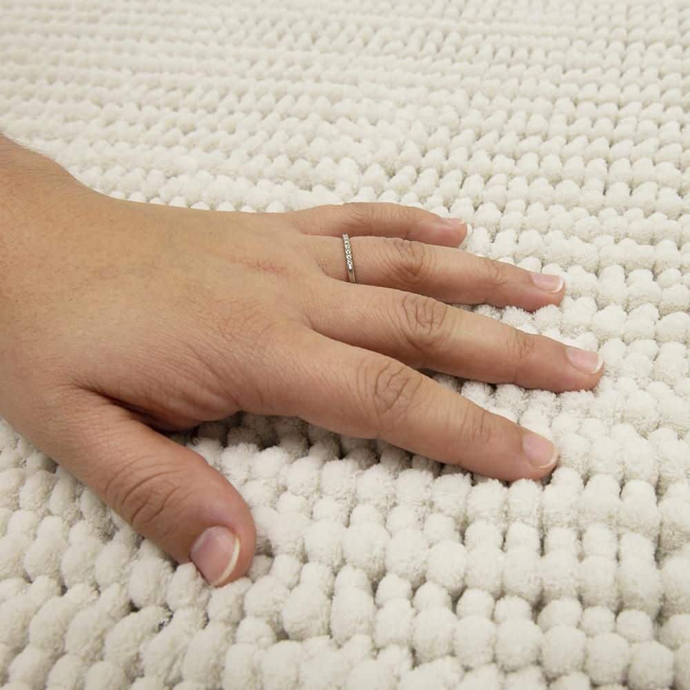 Parchment Noodle Chenille Memory Foam Bath Rug 2'3" x 3'9"