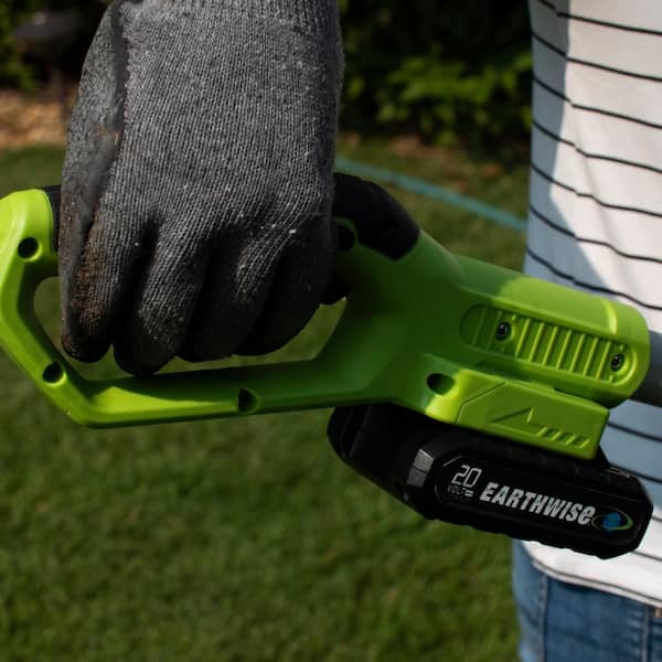 https://images.thdstatic.com/productImages/c3b10c80-9d13-477f-a2c9-06b4403107c2/svn/earthwise-cordless-hedge-trimmers-lpht12022-1d_600.jpg