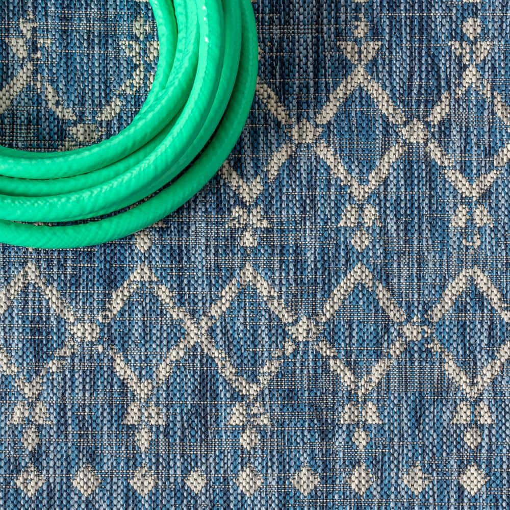 Navy and Light Gray Moroccan-Inspired Geometric 4' x 6' Synthetic Area Rug