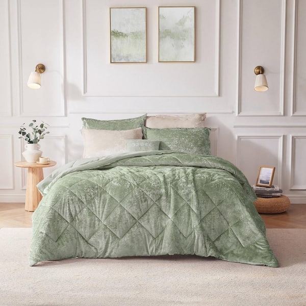 Intelligent Design Isabel (4-Piece) Green Polyester Full/Queen Velvet Comforter Set with Throw Pillow