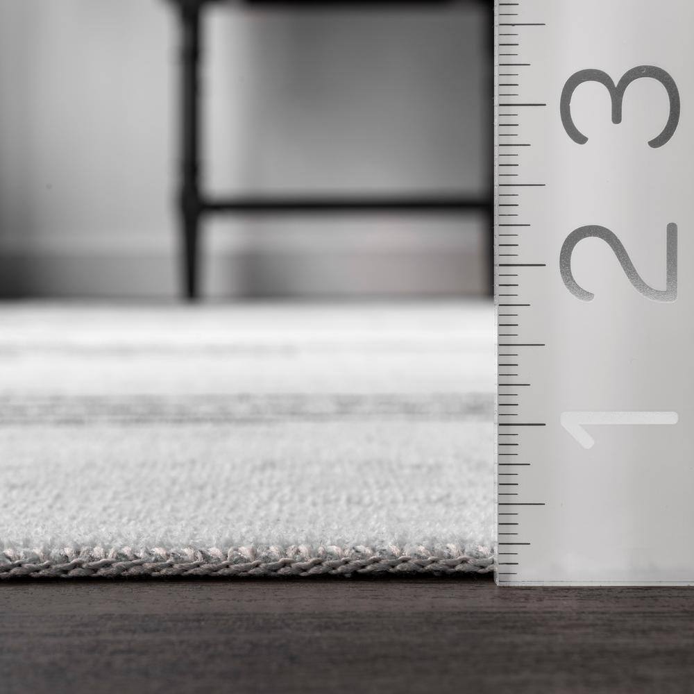 Black and White Diamond Pattern Washable 4' x 6' Rug