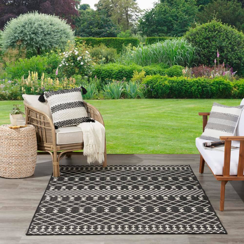 Black and White Moroccan Trellis 8' x 10' Flatweave Outdoor Rug