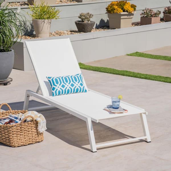 White 1-Piece Metal Outdoor Chaise Lounge