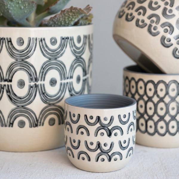 https://images.thdstatic.com/productImages/c52e1732-f2c9-4ea5-affc-f9ab431c2ade/svn/black-natural-plant-pots-df7155-31_600.jpg