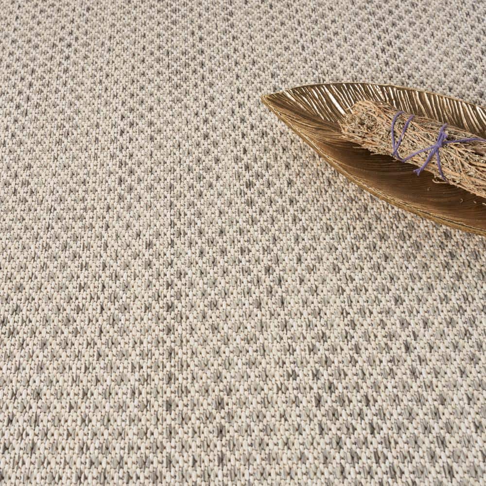 Courtyard Geometric Ivory Silver 5' Round Synthetic Outdoor Rug