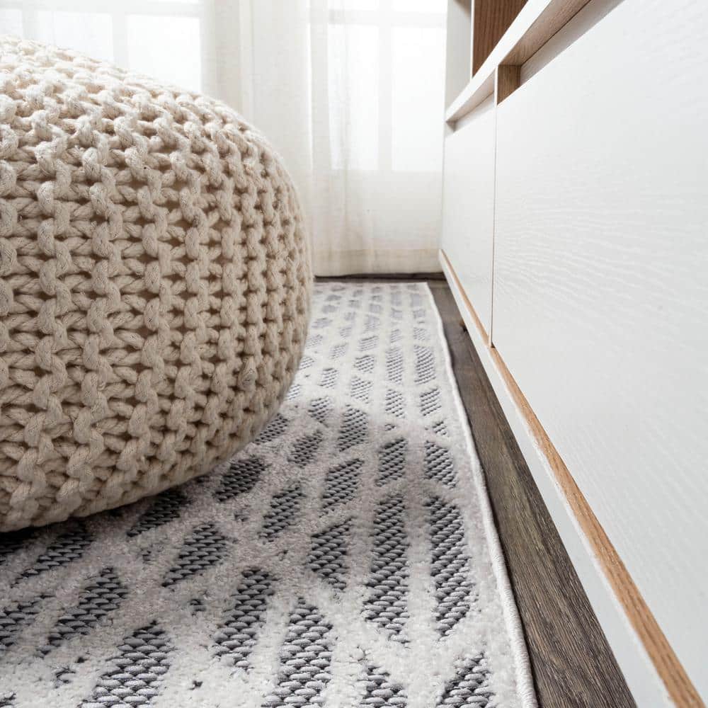 Easy-Care Ivory Diamond Synthetic 5' x 8' Area Rug