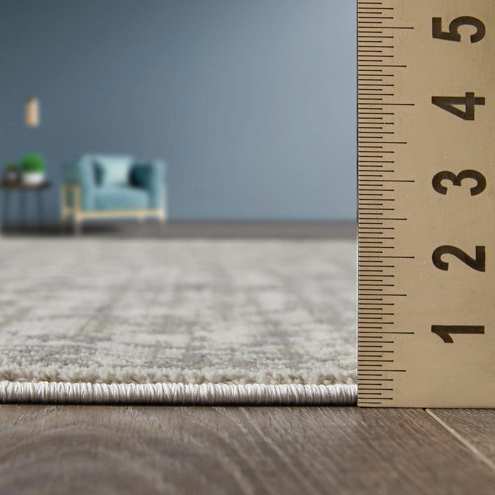 Ivory and Gray Floral Synthetic 5' x 7' Area Rug