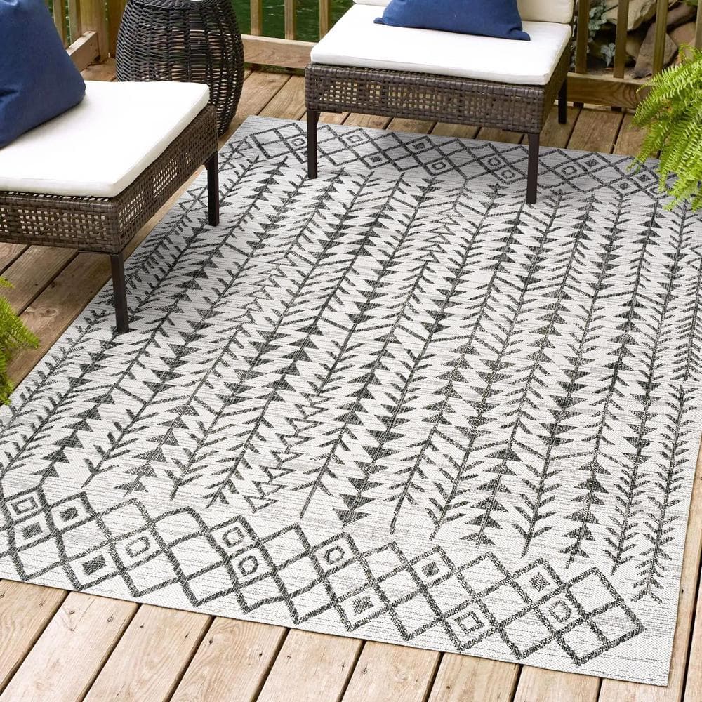 Bohemian Geometric Black/Ivory Synthetic 4' x 6' Easy-Care Rug
