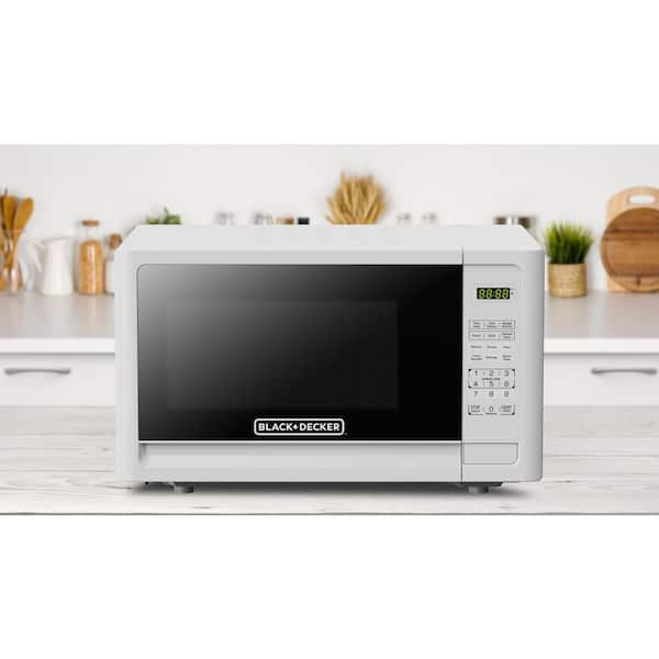 Black and Decker 0.7 Cu Ft LED Digital Microwave Oven in Black with Child  Safety