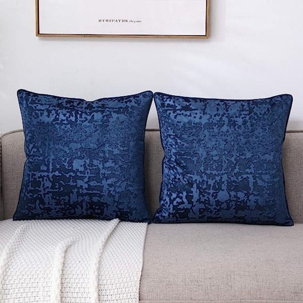 https://images.thdstatic.com/productImages/c62714d3-b429-40c3-aa10-0a411f8fddd1/svn/outdoor-throw-pillows-b08mprklbg-1f_600.jpg