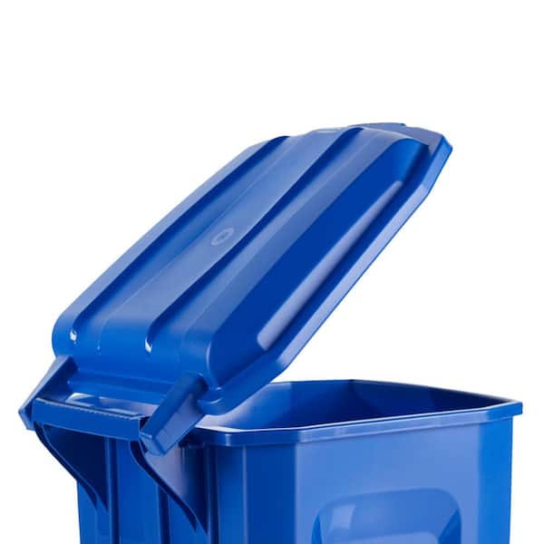 Sold at Auction: Hefty 13 gal Step lid trash can w/locking lid
