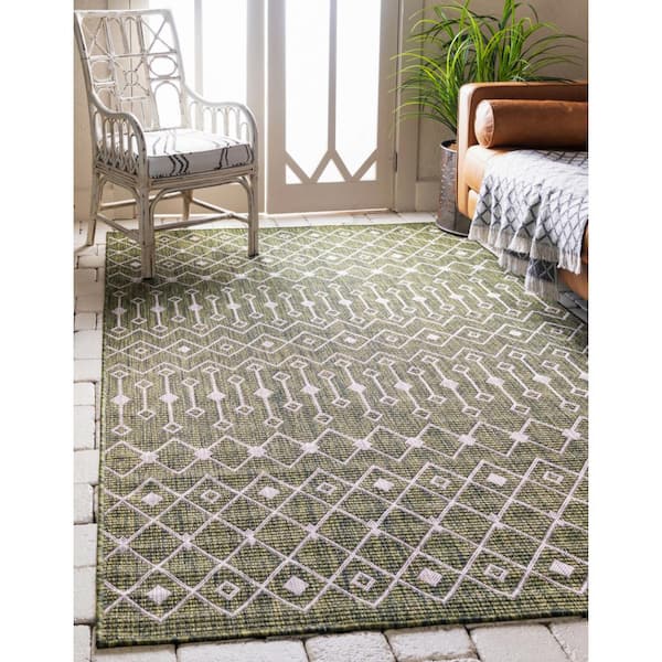 Green/Gray Tribal Trellis Outdoor 5 ft. x 8 ft. Area Rug