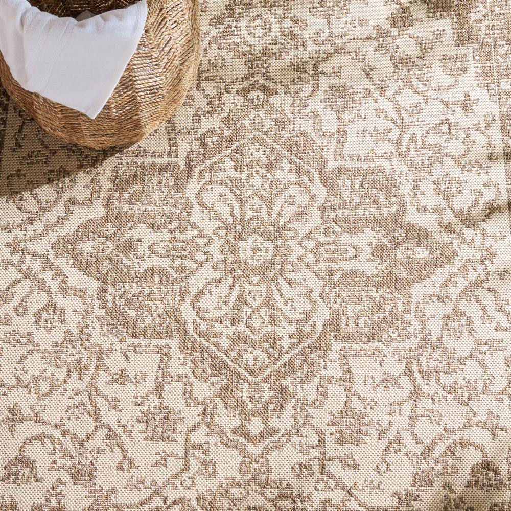 Cream and Beige Medallion Indoor/Outdoor Rug 2'2" x 4'
