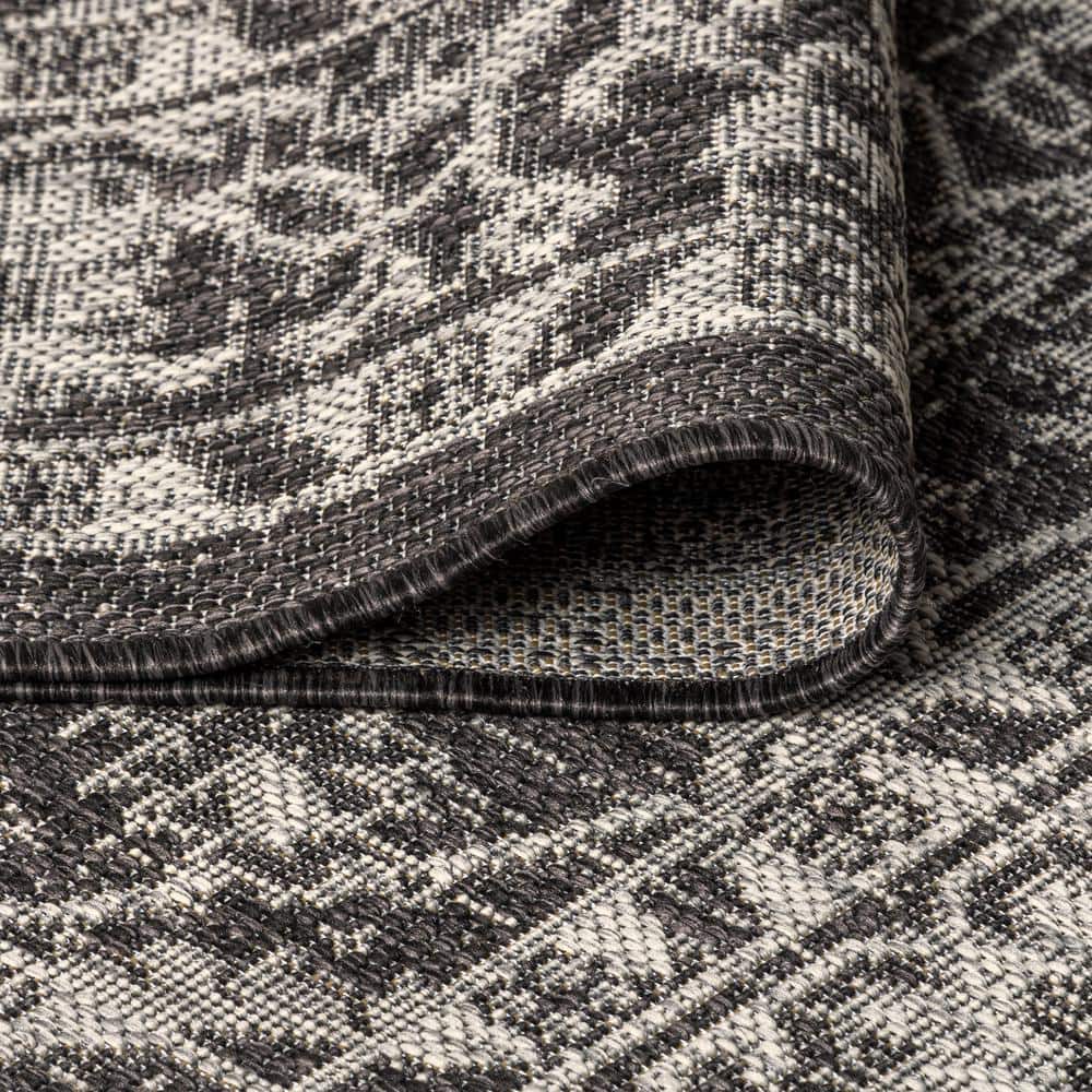 Elegant Twining Vine Black and Gray 4' x 6' Synthetic Area Rug