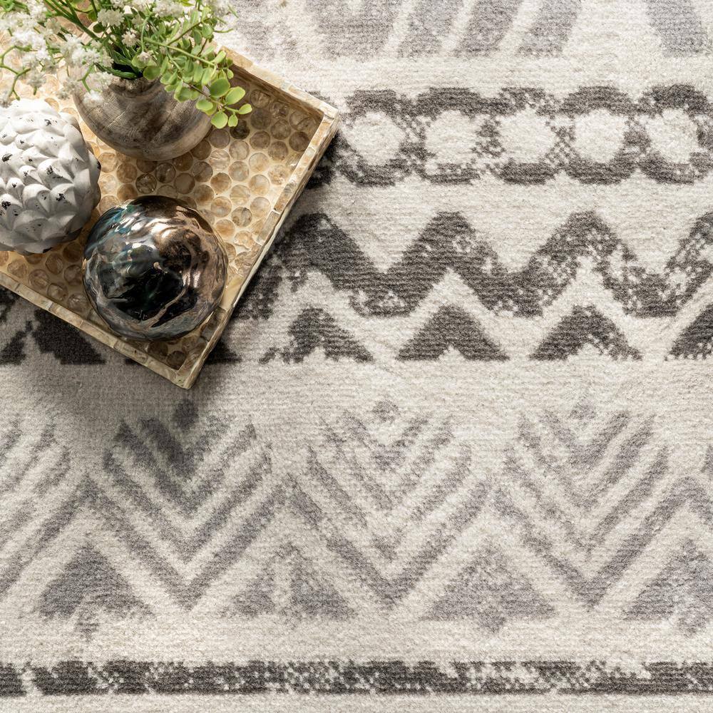 Modern Light Grey Tribal Motif 5' x 8' Synthetic Area Rug
