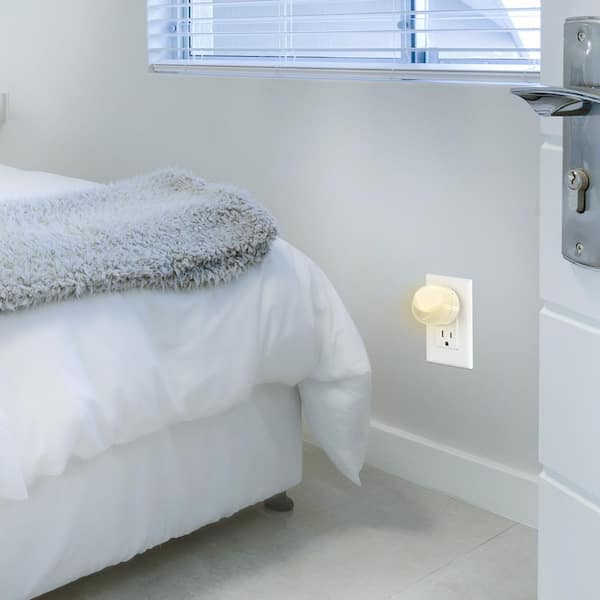 LED Night Light Wall Plug In Dusk to Dawn Automatic Sensor Bedside