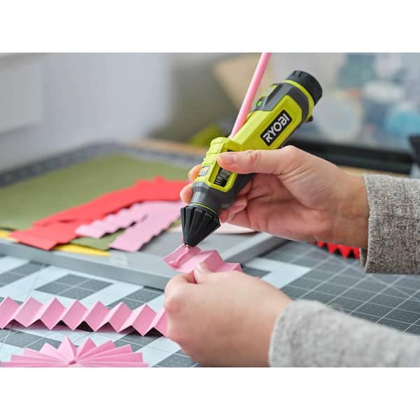 RYOBI USB Lithium Glue Pen Kit with 2.0 Ah USB Lithium Battery Charging Cable and Mini Size Glue Sticks 24 Piece FVH56K A1932401