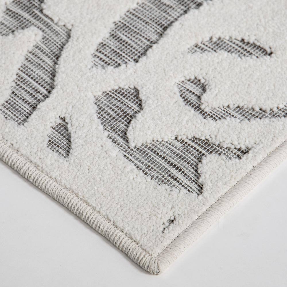 Natural Blue Damask Indoor/Outdoor Stain-Resistant Rug
