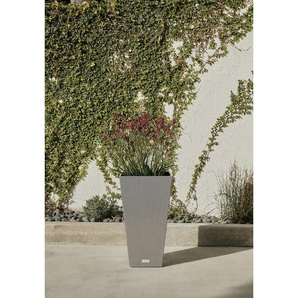 Veradek Midland Medium Gray Plastic Tapered Planter with Drainage