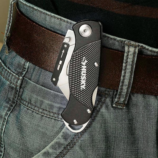 https://images.thdstatic.com/productImages/c7982519-aa5a-4e76-bb73-007752fc8230/svn/husky-utility-knives-99731-40_600.jpg
