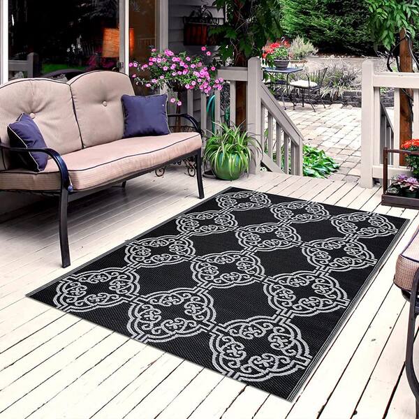https://images.thdstatic.com/productImages/c7a9be5d-464e-4be6-9327-12b3d507d288/svn/black-white-outdoor-rugs-mrch-b-w-4x6-4f_600.jpg