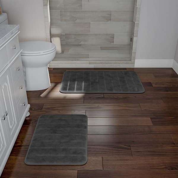 https://images.thdstatic.com/productImages/c7aa25e6-1a51-4784-8736-c5df3c3fc183/svn/silver-gray-lavish-home-bathroom-rugs-bath-mats-67-16-s-2-44_600.jpg