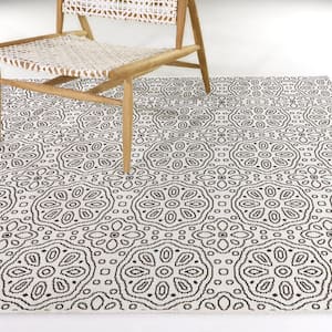 Tristan White 5 ft. x 7 ft. Medallion Indoor/Outdoor Area Rug