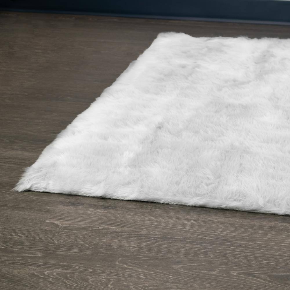 Luxurious White Faux Sheepskin 5' x 7' Rectangular Washable Rug