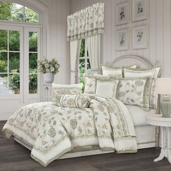 Flaire 4-Pieces Polyester Queen Comforter Set