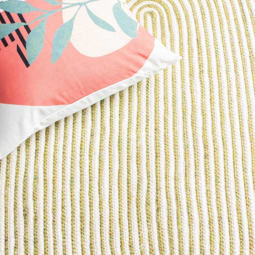 Handmade Green and Ivory Wool Oval Braided Area Rug 6' x 9'
