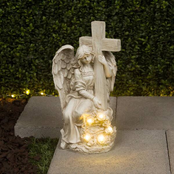 置物 angel Alpine Corporation Solar Angel Holding Cross Statue with LED