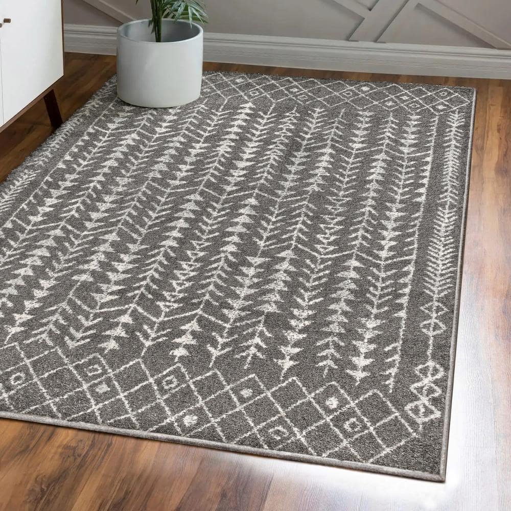 Ziri 4' x 6' Grey and Cream Synthetic Moroccan Area Rug