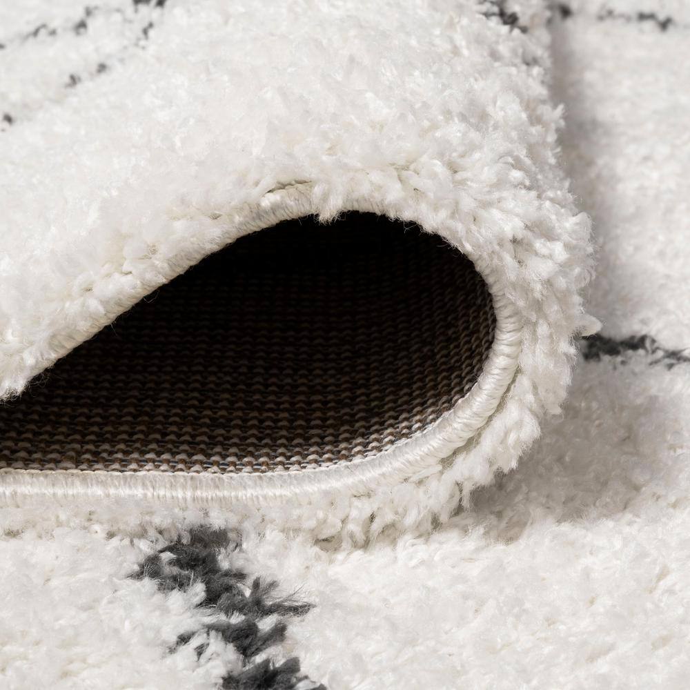 Catala Moroccan Diamond Shag 3'x5' Black and White Area Rug