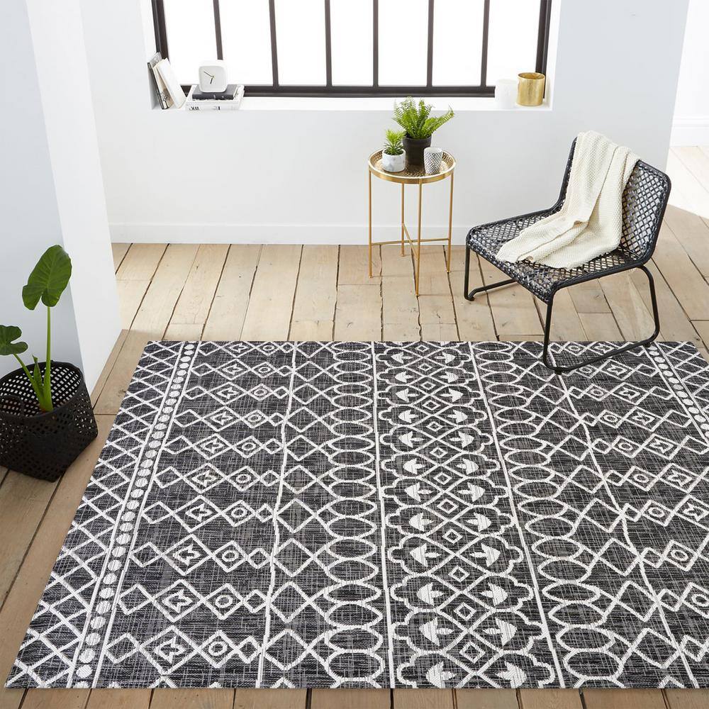 Handmade Rectangular Black/Ivory Diamond Synthetic Area Rug