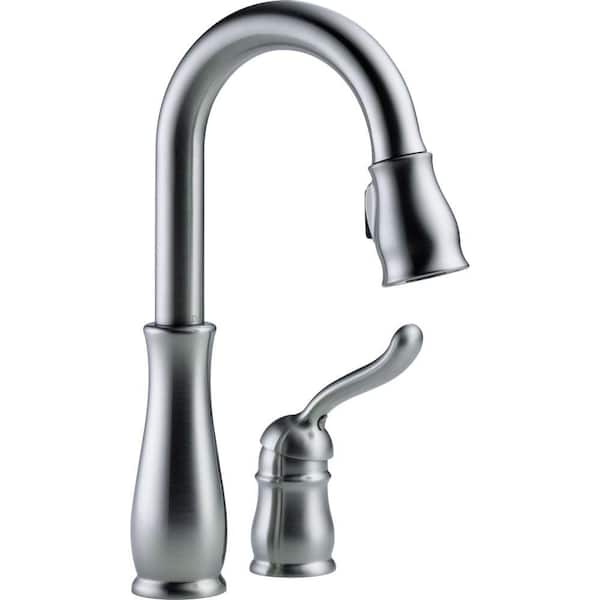 Delta Leland Single-Handle Pull-Down Sprayer Kitchen Faucet with MagnaTite Docking in Arctic Stainless