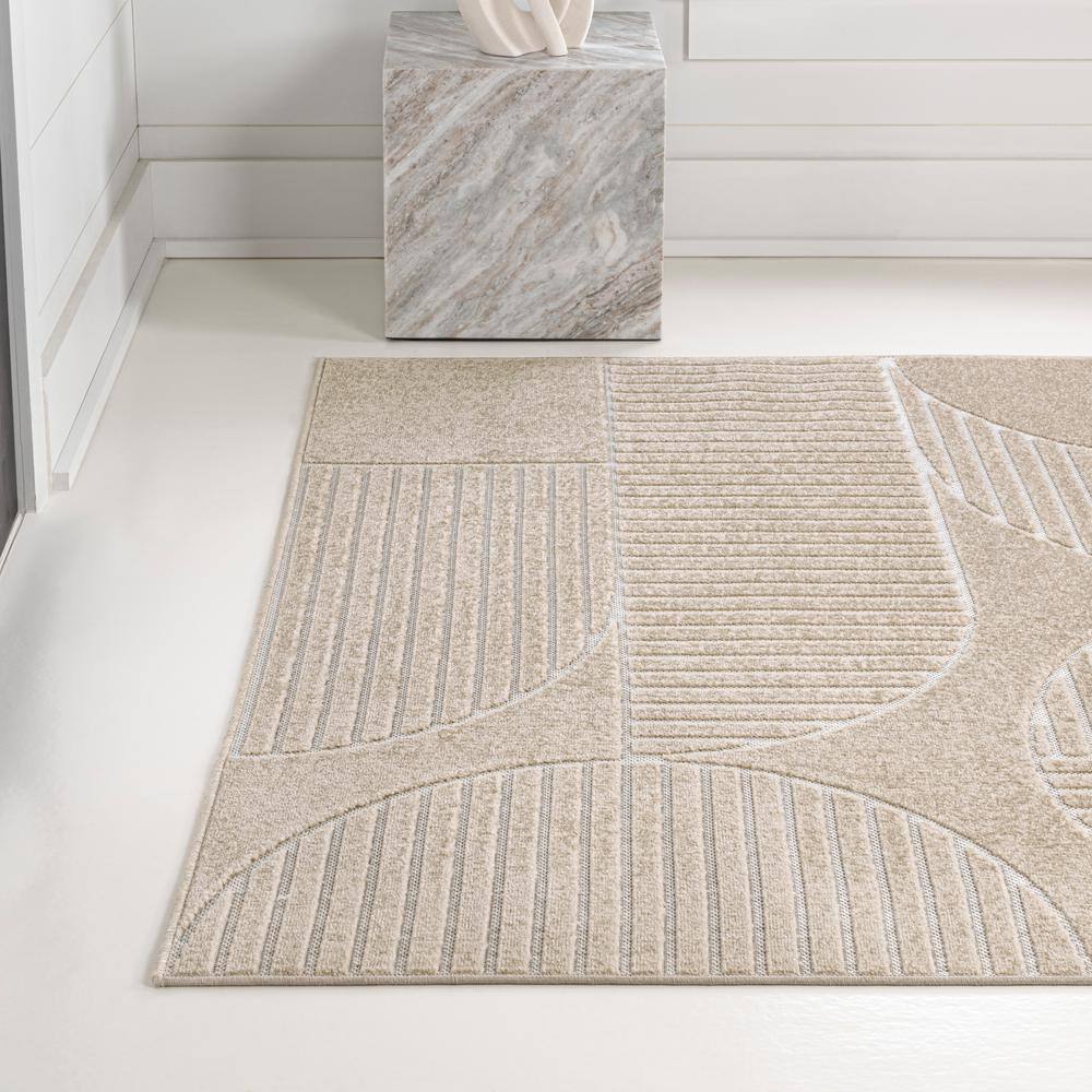 Beige and Cream Geometric High-Low 5x8 Indoor/Outdoor Rug