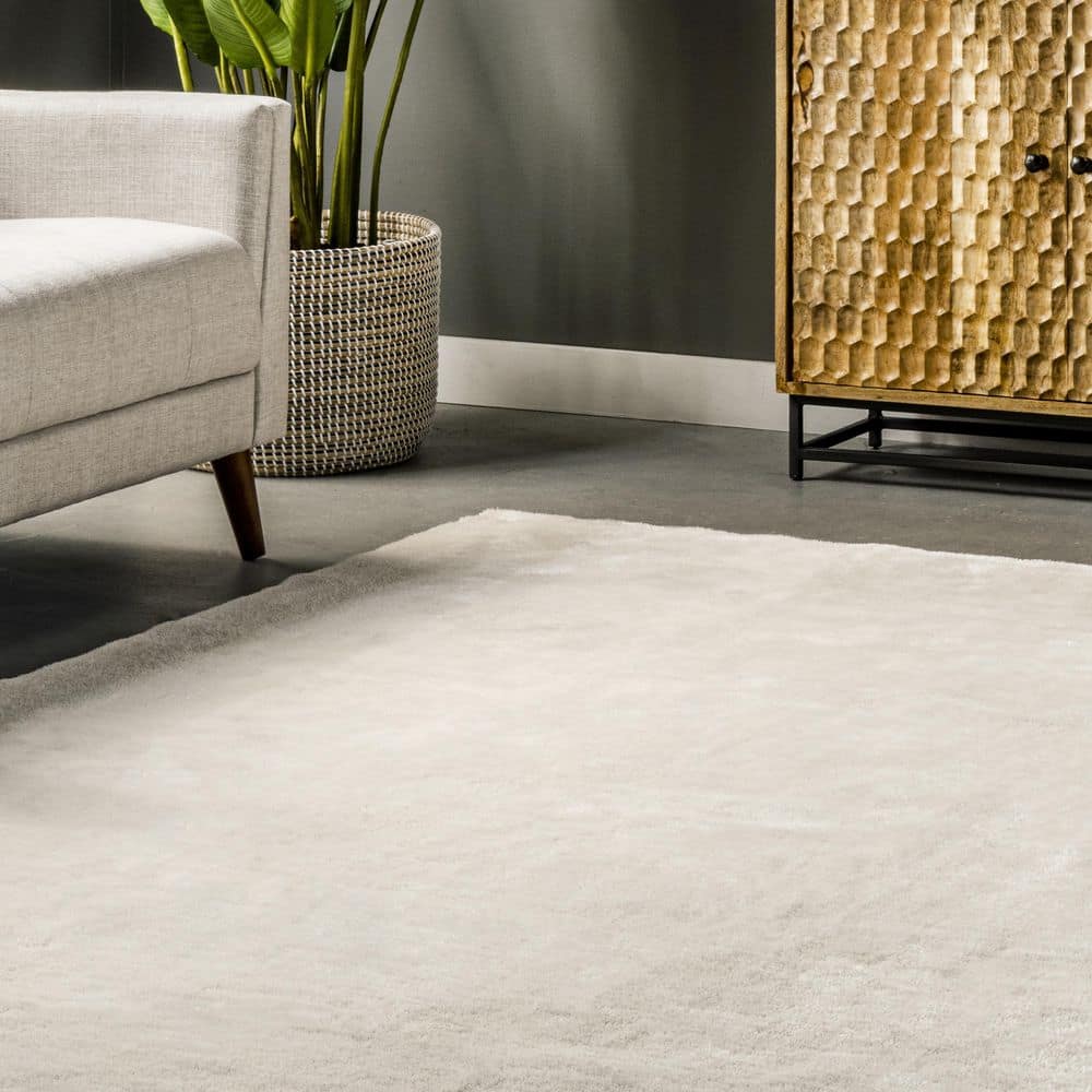 White 4' x 6' Solid Shag Machine Washable Area Rug
