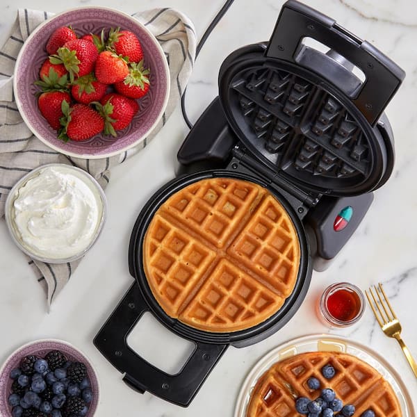 https://images.thdstatic.com/productImages/c9e4674a-55c3-5cb3-9db6-a7c2f6648ec9/svn/black-west-bend-waffle-makers-wawbflbk13-31_600.jpg