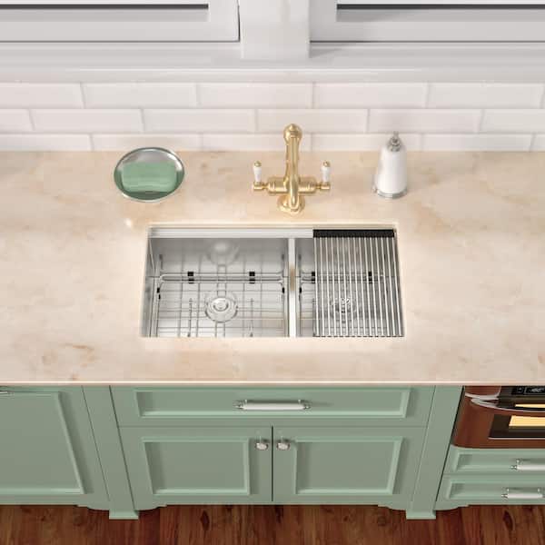 https://images.thdstatic.com/productImages/ca257637-7634-4297-ae17-92408488709c/svn/stainless-steel-brushed-undermount-kitchen-sinks-lm331910ux-264s-4f_600.jpg