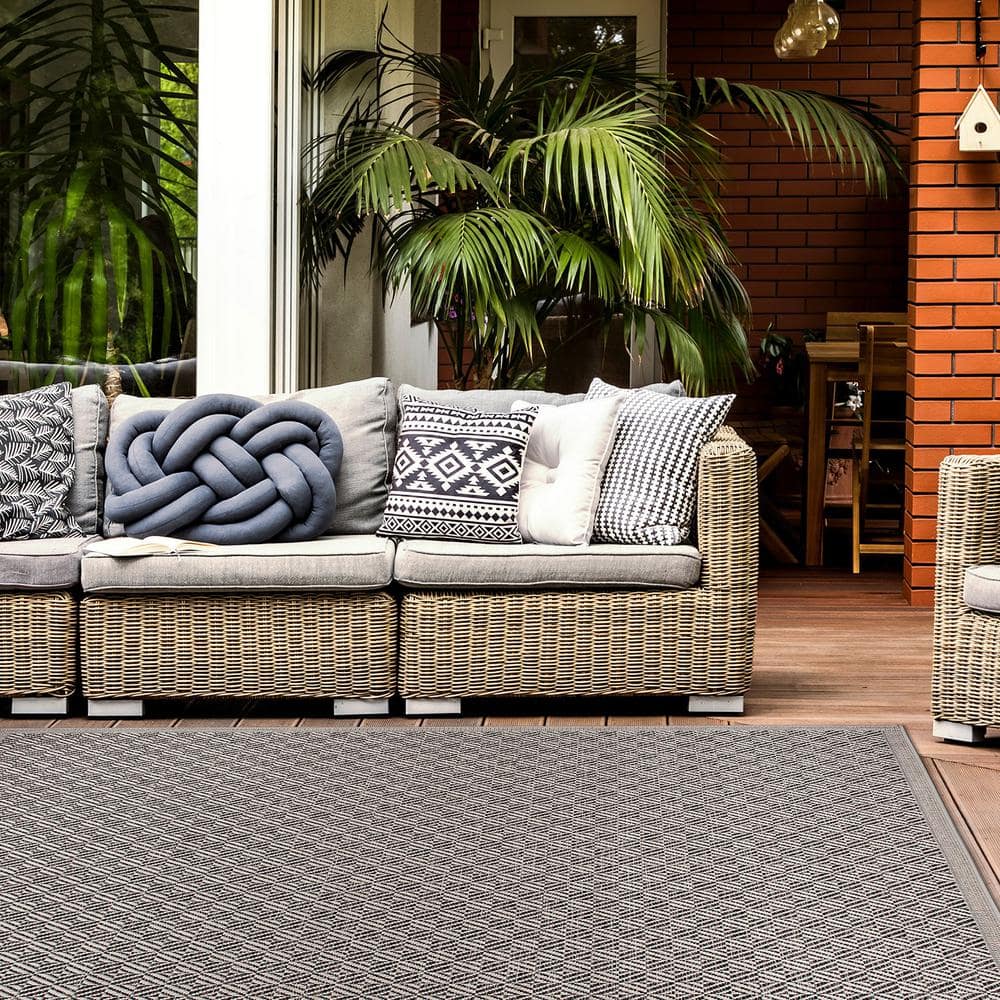 Geometric Flat Woven 5' x 7' Synthetic Indoor/Outdoor Rug
