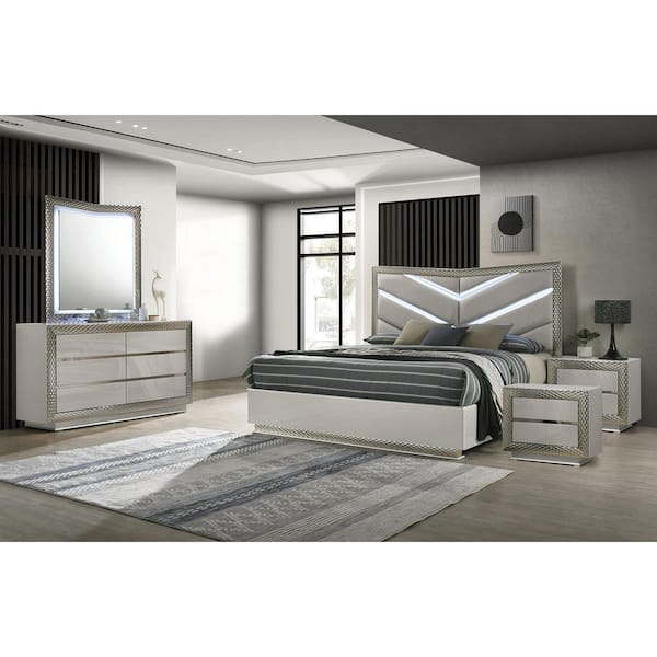 Dulce 5-Piece Gray Wood Frame King Platform Bedroom Set with LED on Chevron Headboard and Mirror, Silver Molding