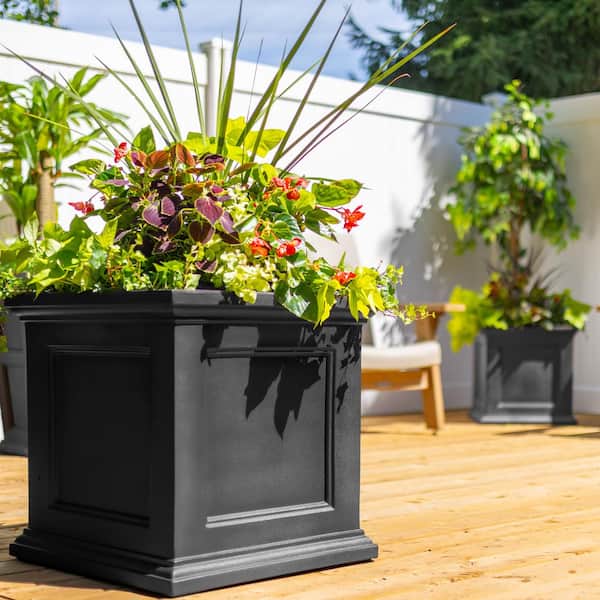 Fairfield 24in Black Square Resin Outdoor Self Watering Planter (24 in. L x 24 in. W x 24 in. H)