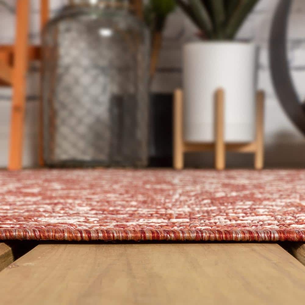 Red and Taupe Medallion Flat Woven 4' x 6' Indoor/Outdoor Rug