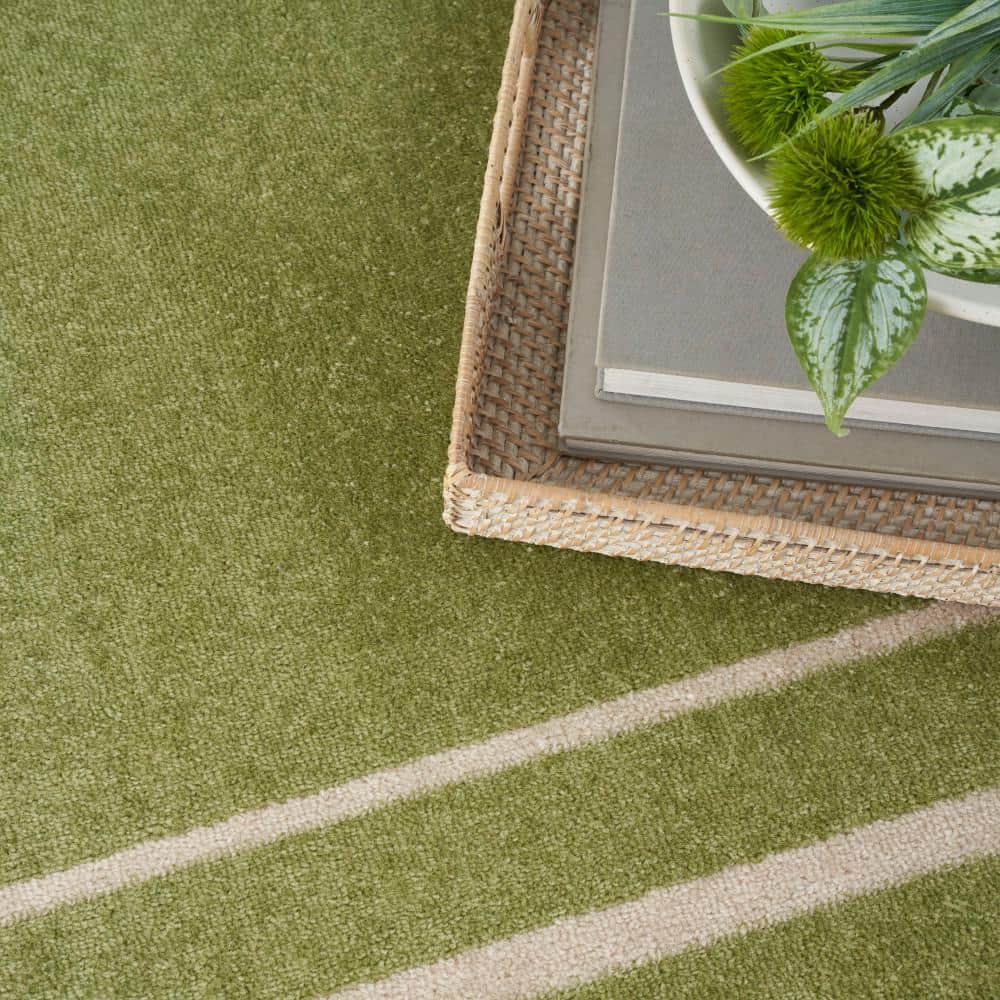 Green Ivory Easy-Care Solid 5' x 7' Outdoor Rug